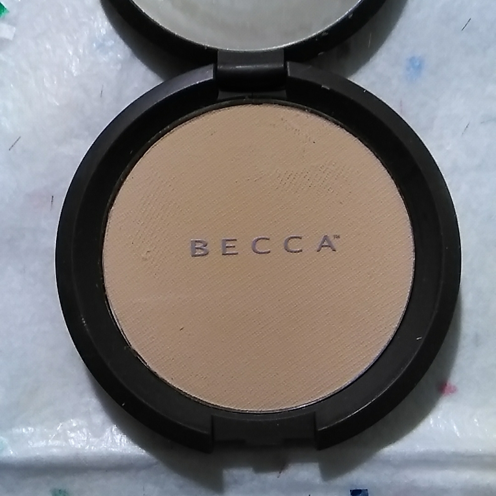 BECCA PRESSED POWDER IN SHADE GINGER